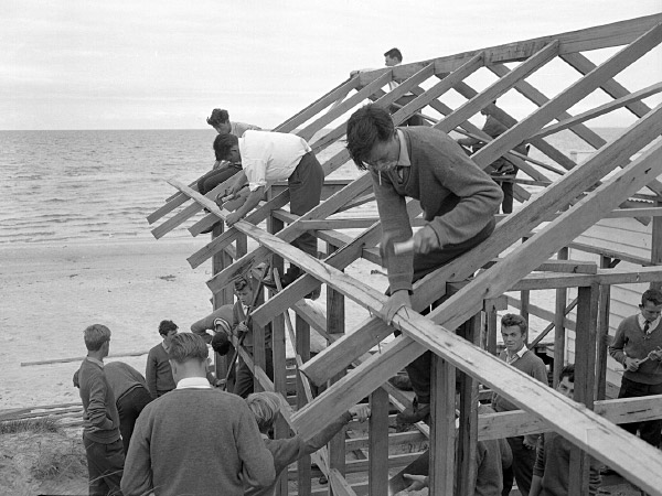 Tech students build a boat shed, 1963. (Photo: Leader Collection, City of Kingston)